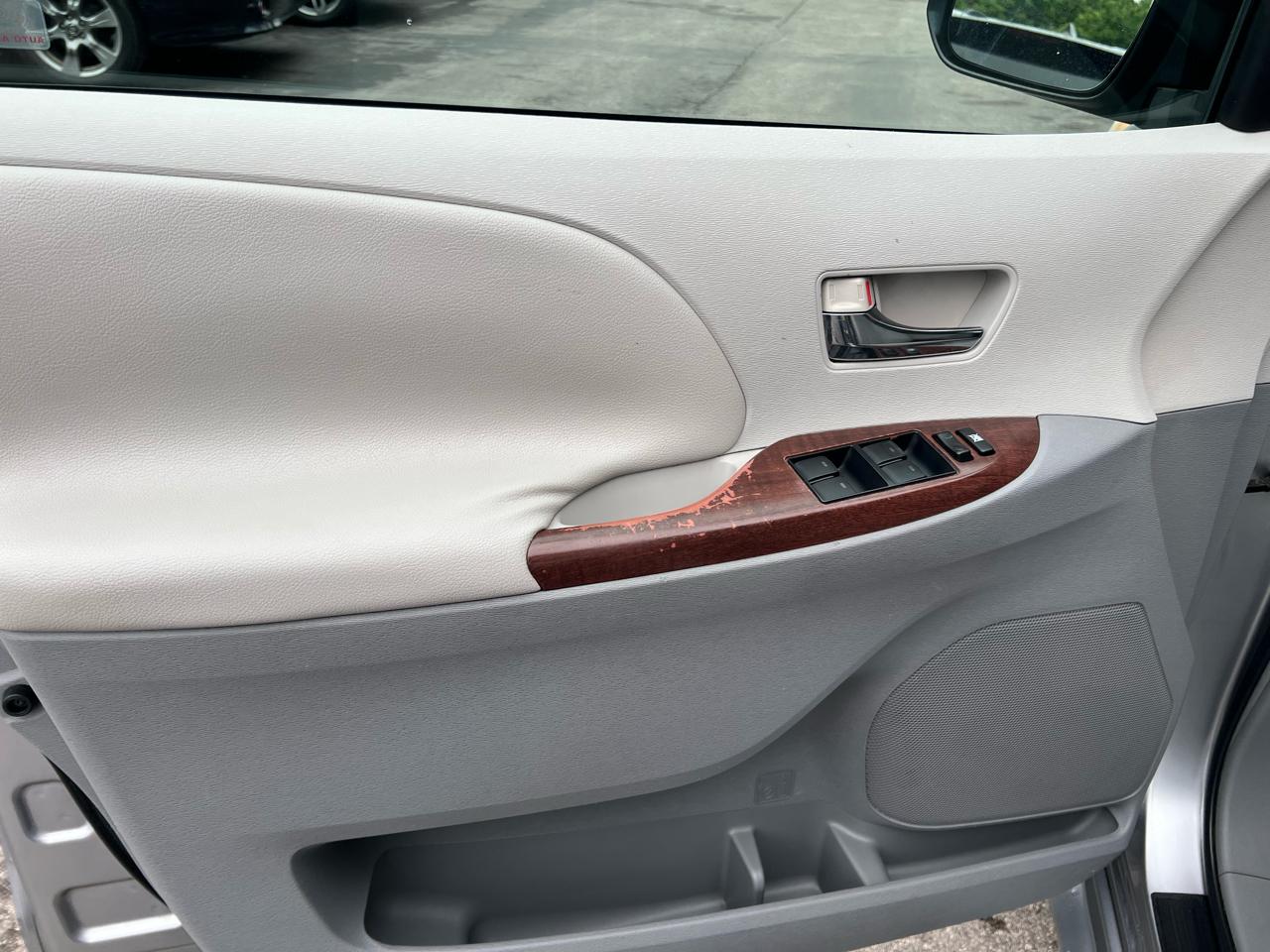 Toyota Sienna 5dr 7-Pass Van V6 XLE AAS FWD (Natl) 2011