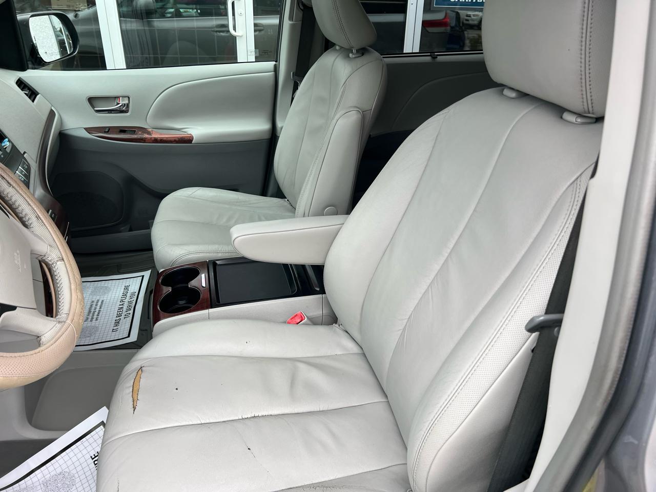 Toyota Sienna 5dr 7-Pass Van V6 XLE AAS FWD (Natl) 2011