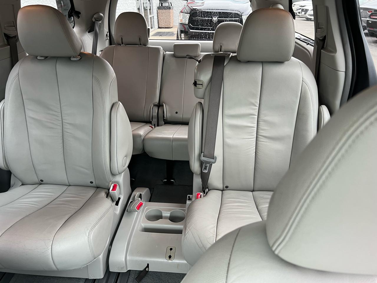 Toyota Sienna 5dr 7-Pass Van V6 XLE AAS FWD (Natl) 2011