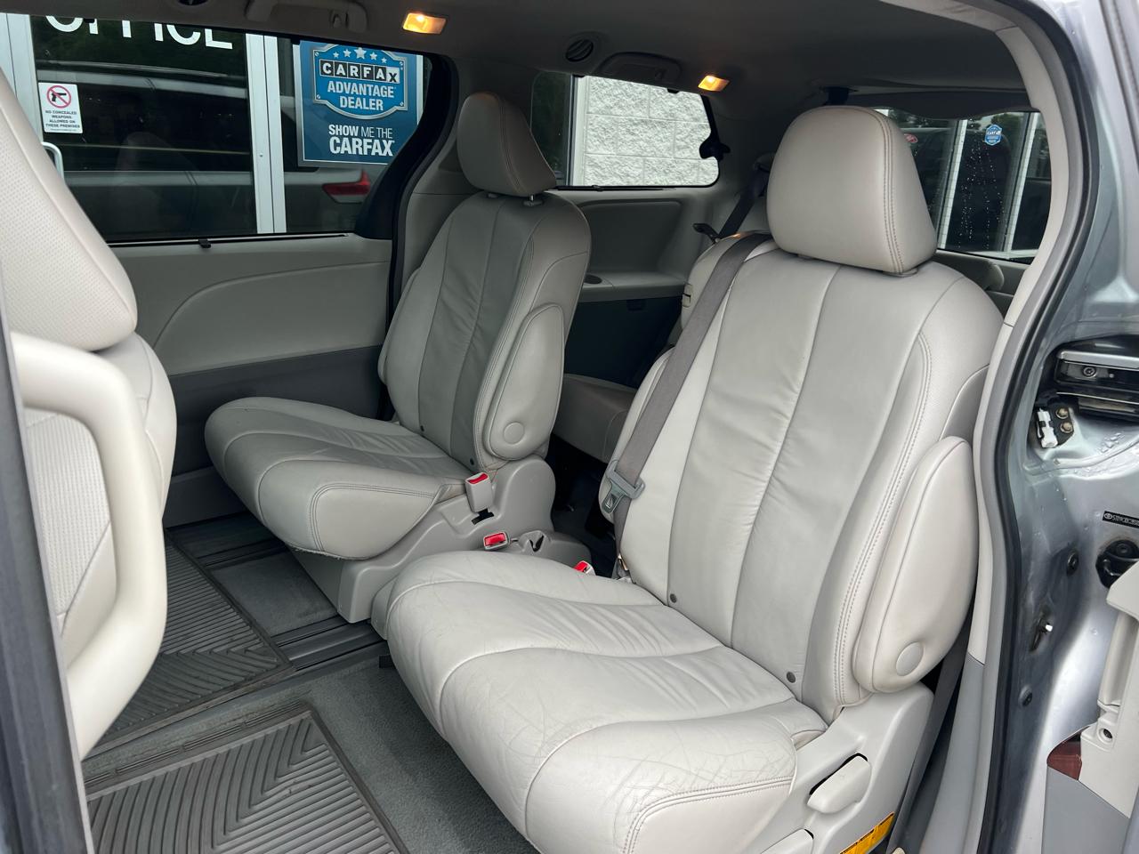 Toyota Sienna 5dr 7-Pass Van V6 XLE AAS FWD (Natl) 2011