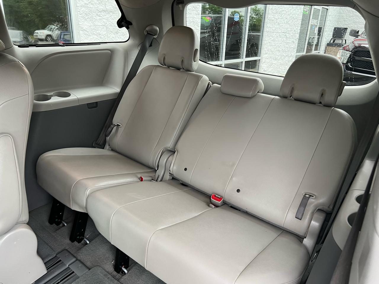 Toyota Sienna 5dr 7-Pass Van V6 XLE AAS FWD (Natl) 2011