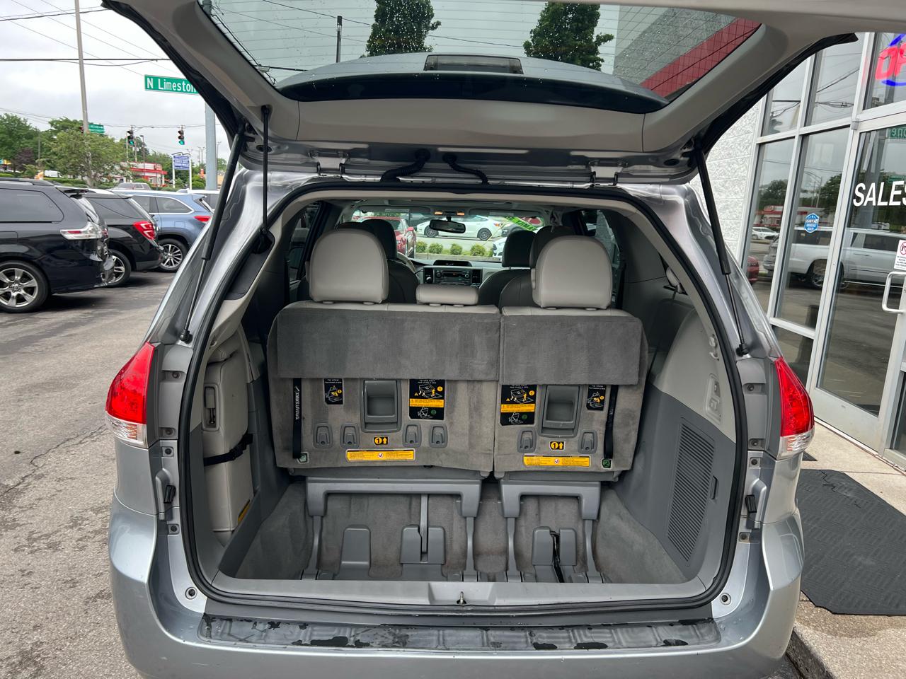 Toyota Sienna 5dr 7-Pass Van V6 XLE AAS FWD (Natl) 2011