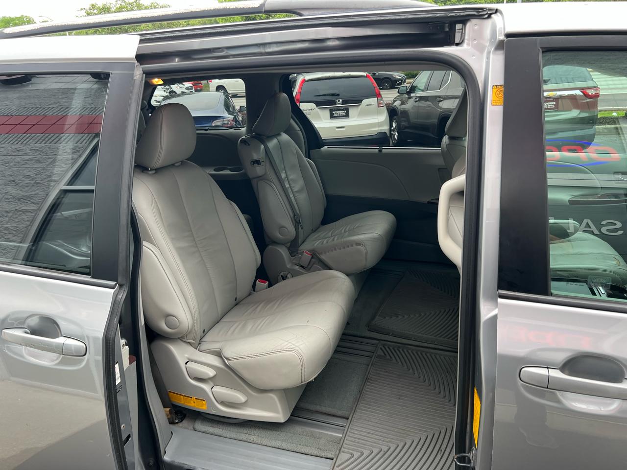 Toyota Sienna 5dr 7-Pass Van V6 XLE AAS FWD (Natl) 2011