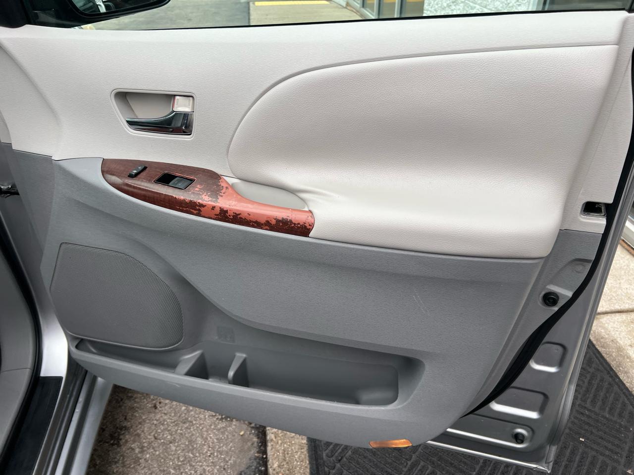 Toyota Sienna 5dr 7-Pass Van V6 XLE AAS FWD (Natl) 2011