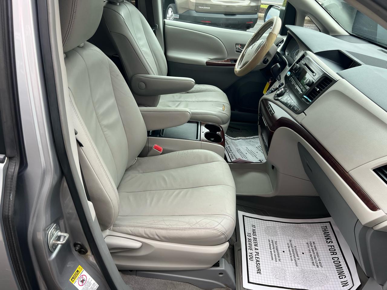 Toyota Sienna 5dr 7-Pass Van V6 XLE AAS FWD (Natl) 2011
