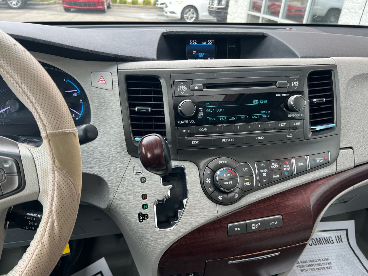 Toyota Sienna 5dr 7-Pass Van V6 XLE AAS FWD (Natl) 2011