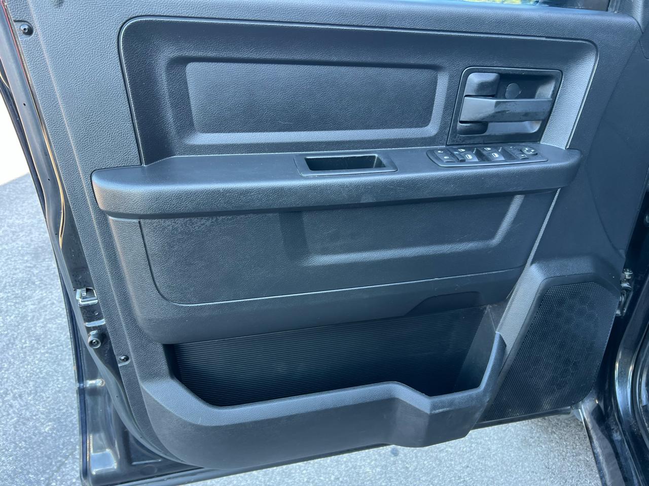 RAM 1500 4WD Crew Cab 140.5" Express 2015