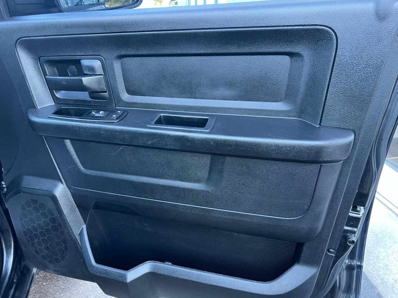 RAM 1500 4WD Crew Cab 140.5" Express 2015