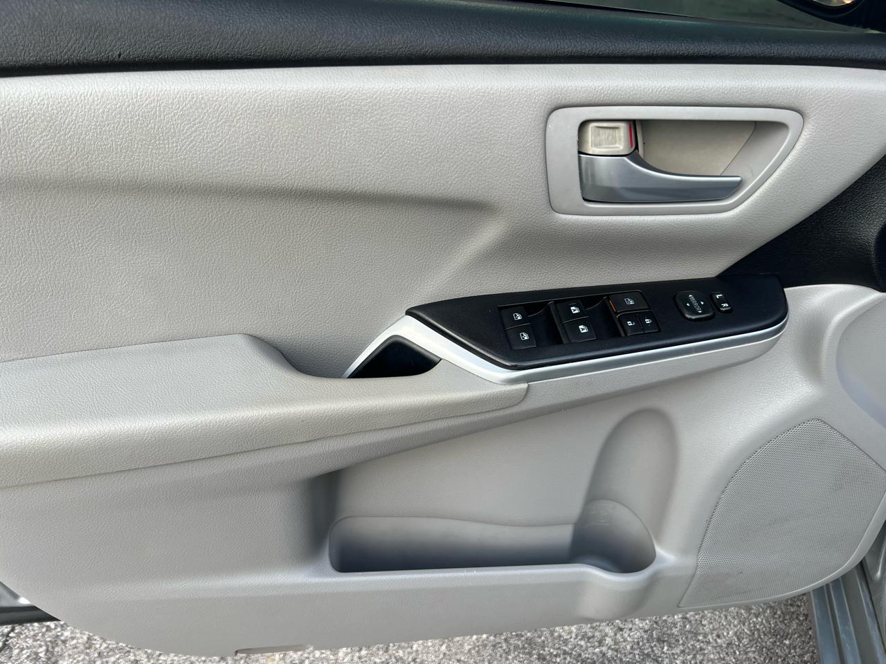 Toyota Camry 4dr Sdn I4 Auto XLE (Natl) 2015