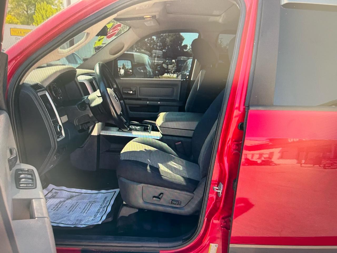 RAM 1500 4WD Crew Cab 140.5" SLT 2012