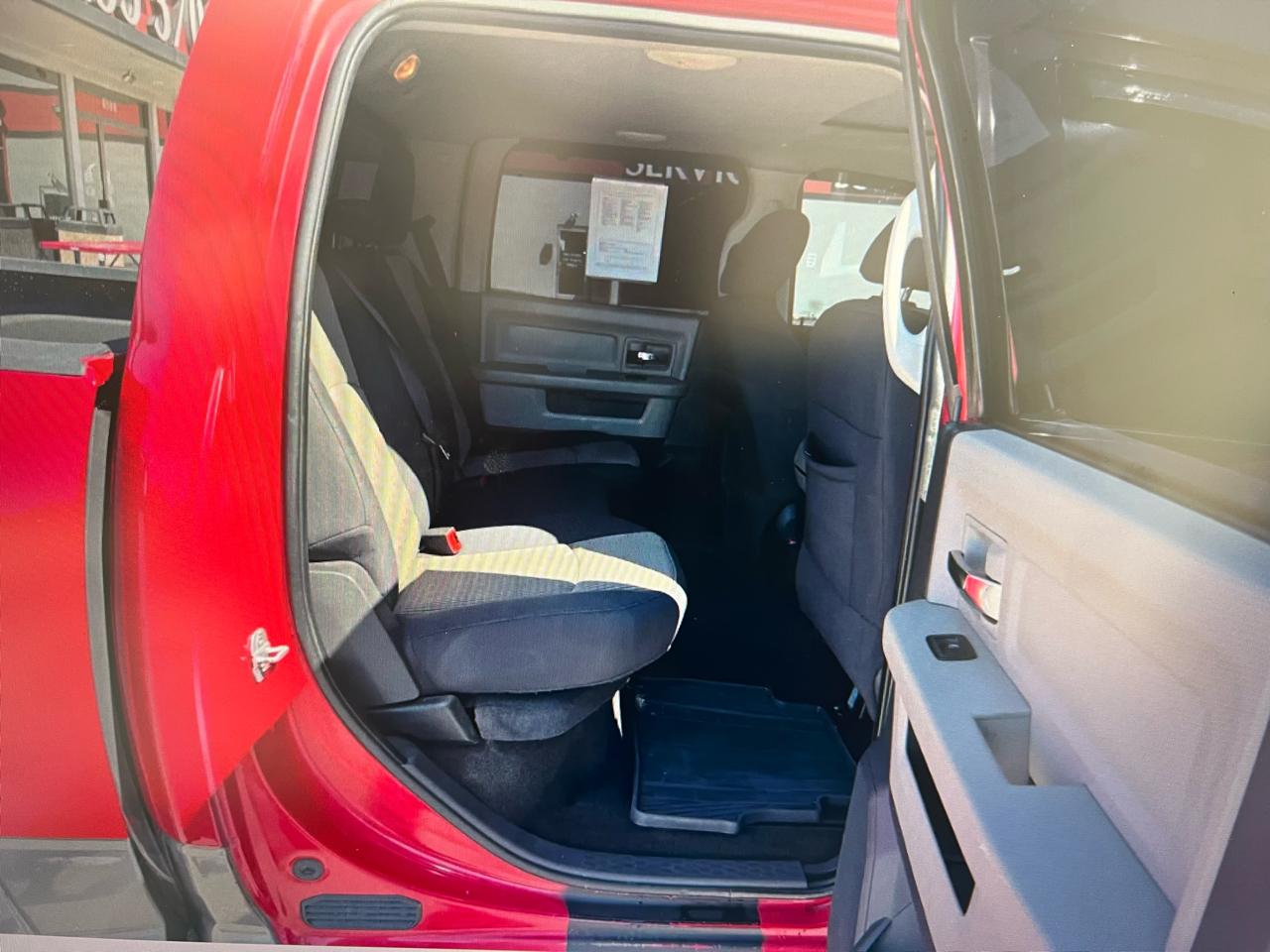 RAM 1500 4WD Crew Cab 140.5" SLT 2012