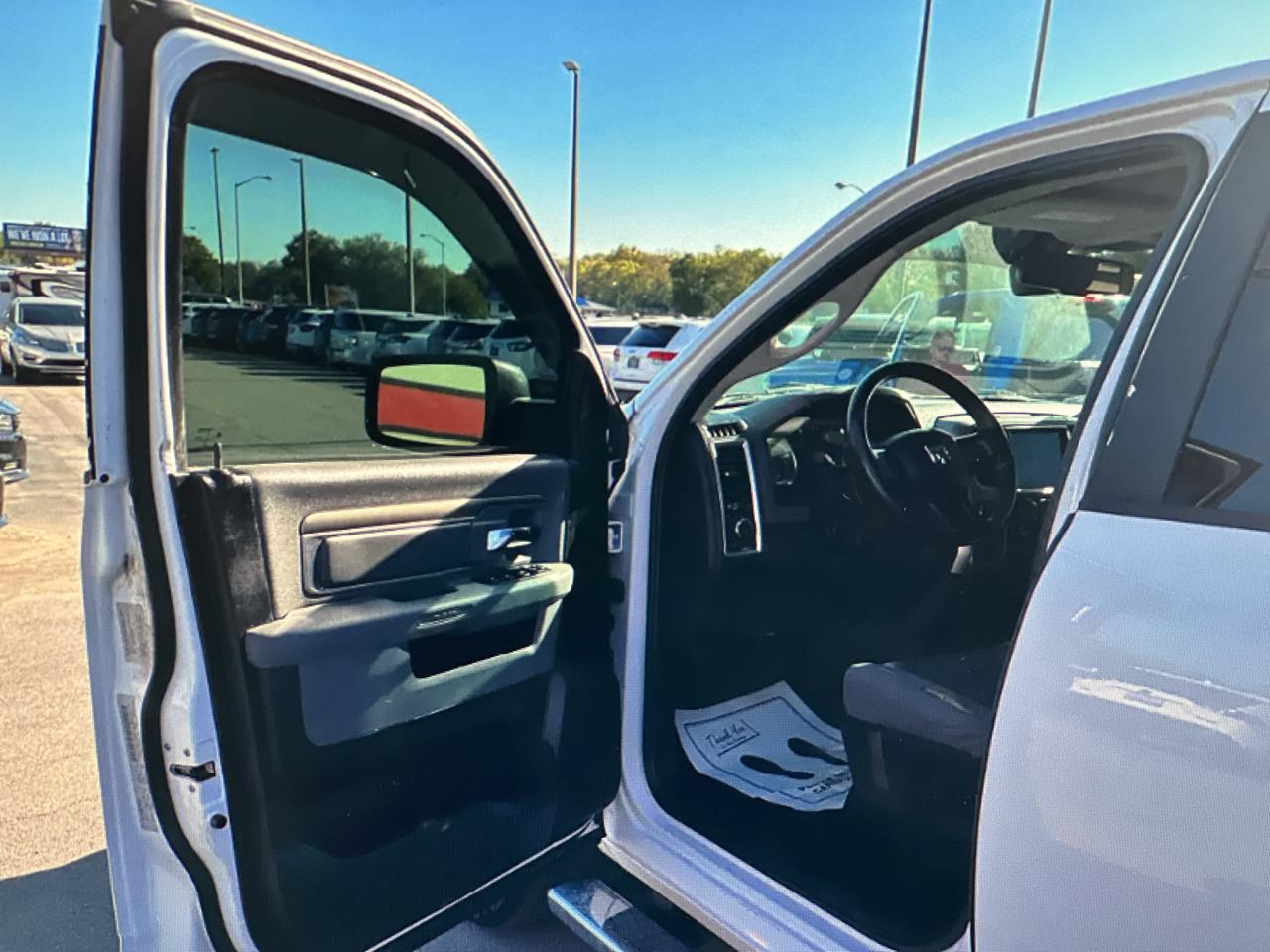 RAM 1500 4WD Crew Cab 140.5" Big Horn 2017