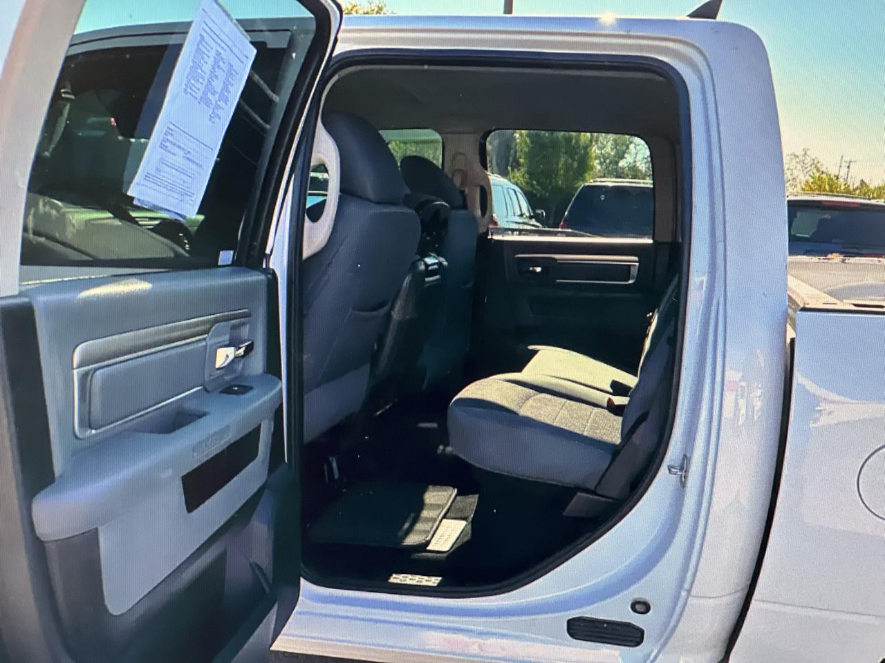 RAM 1500 4WD Crew Cab 140.5" Big Horn 2017