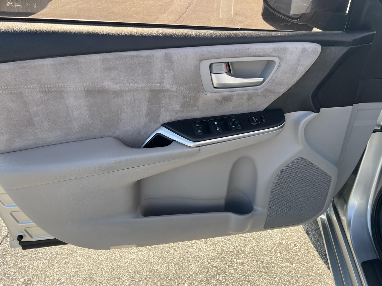 Toyota Camry XLE Auto (Natl) 2017