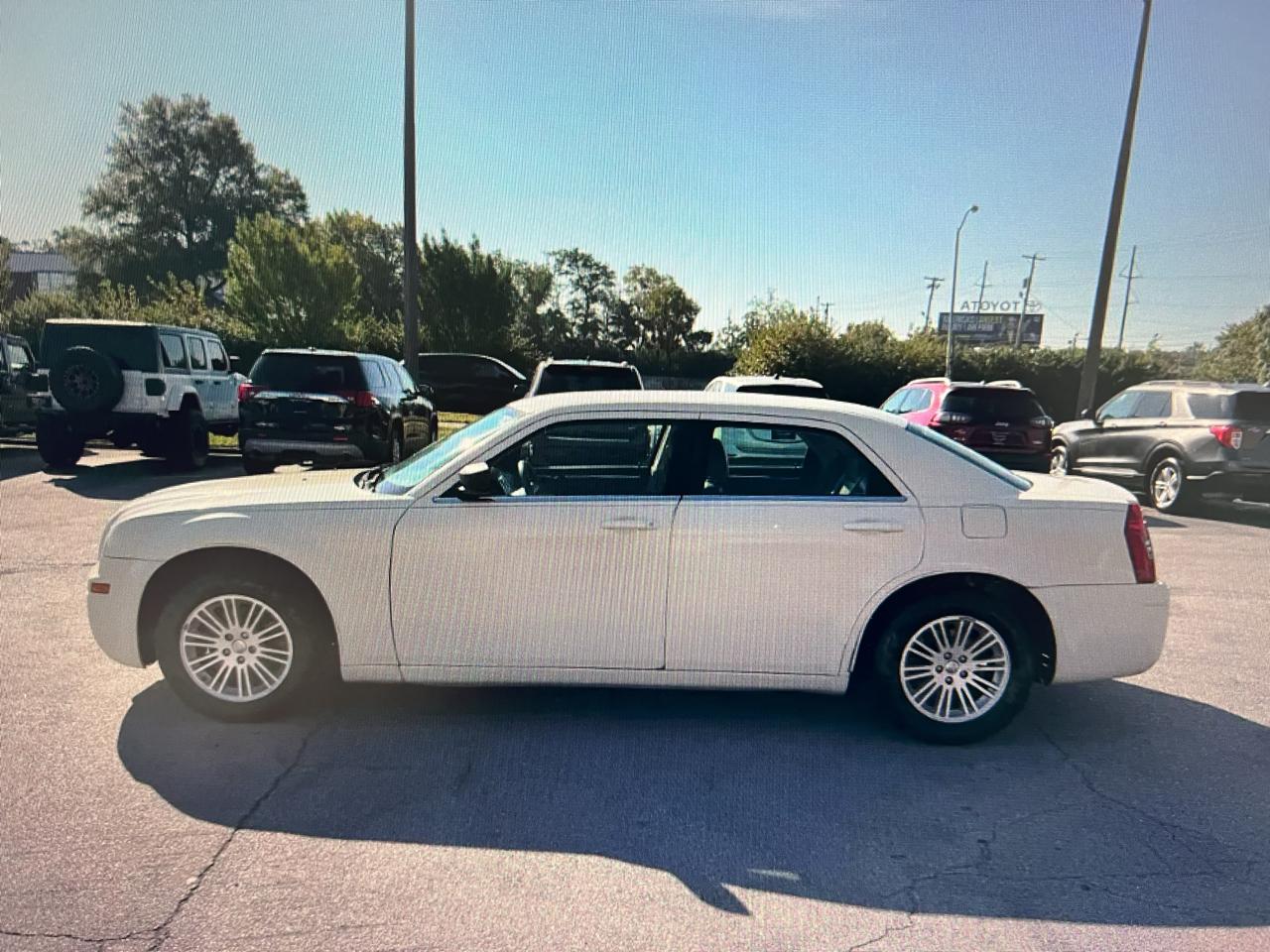 Chrysler 300 4dr Sdn 300 LX RWD 2009