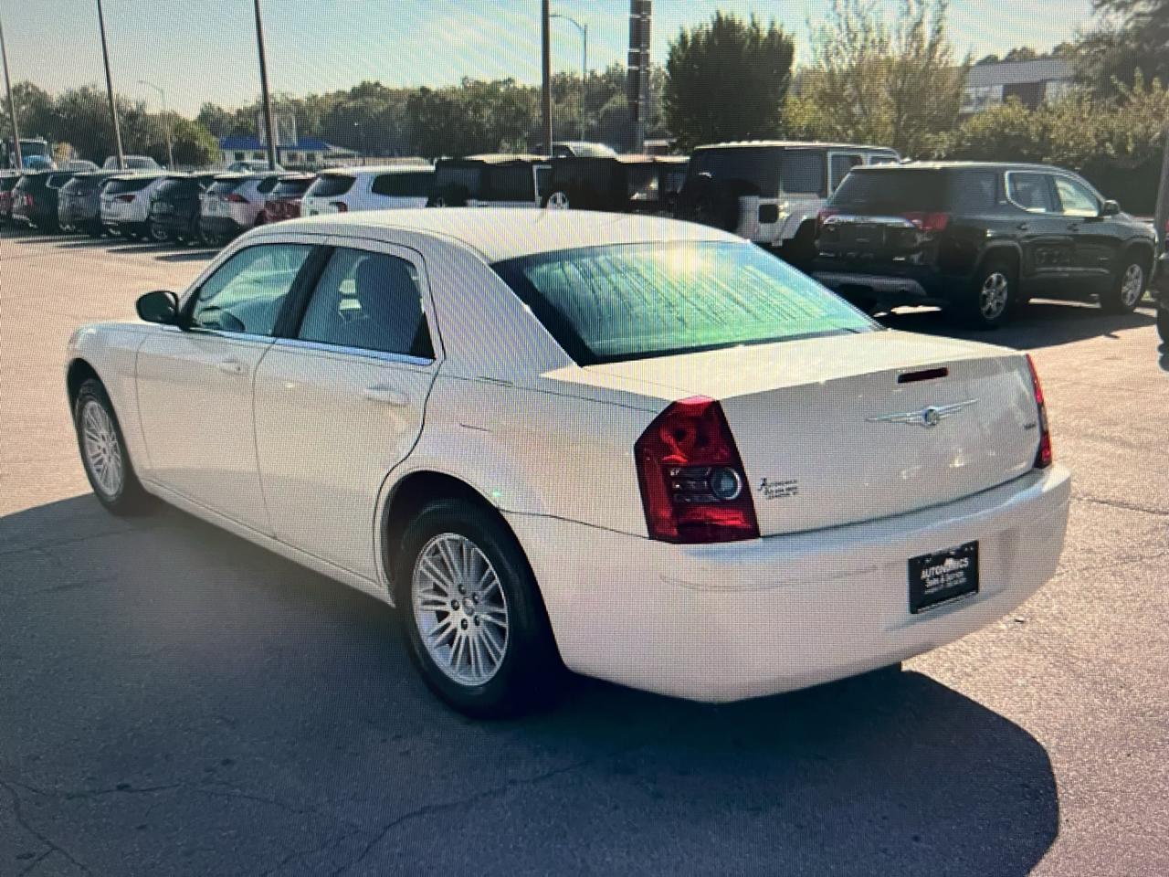 Chrysler 300 4dr Sdn 300 LX RWD 2009