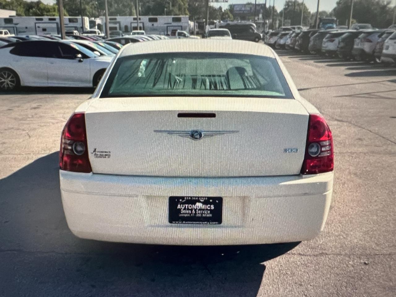 Chrysler 300 4dr Sdn 300 LX RWD 2009