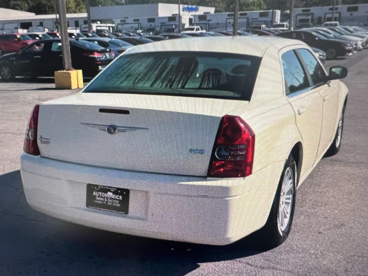 Chrysler 300 4dr Sdn 300 LX RWD 2009