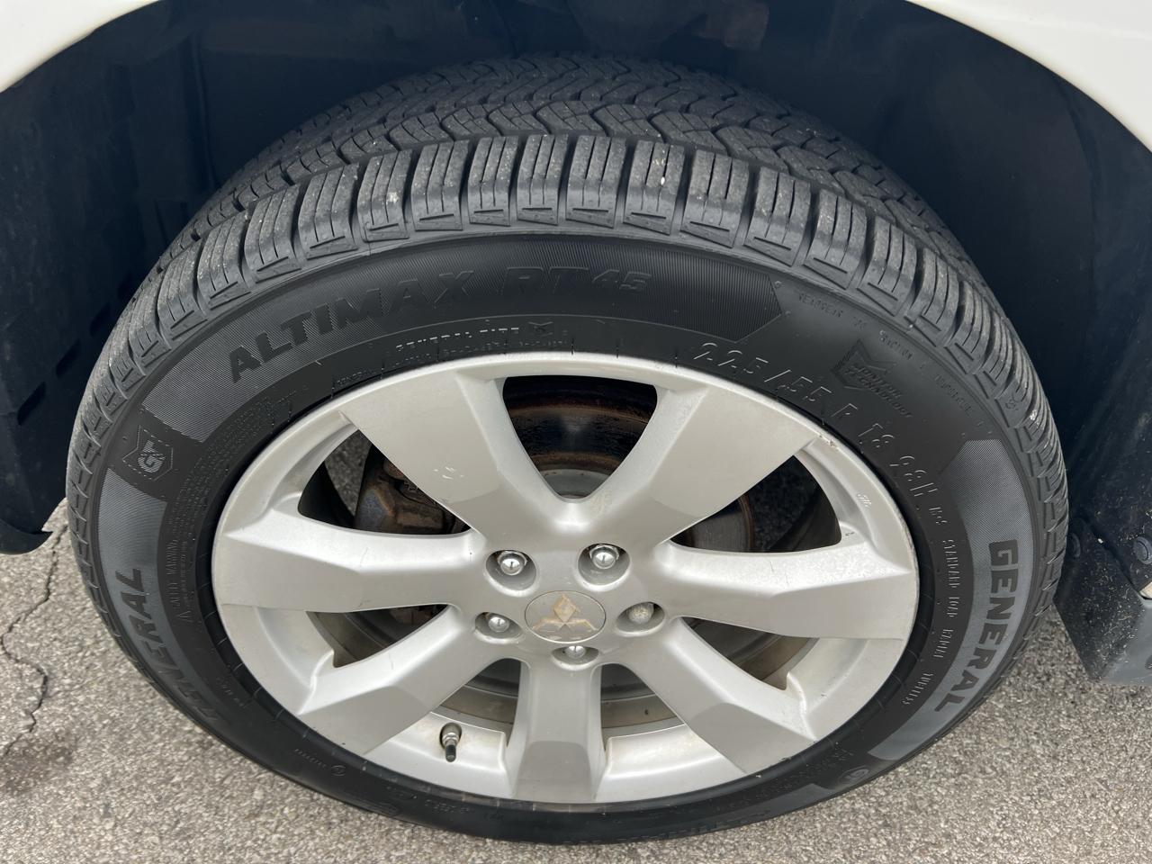 Mitsubishi Outlander 2WD 4dr XLS 2011