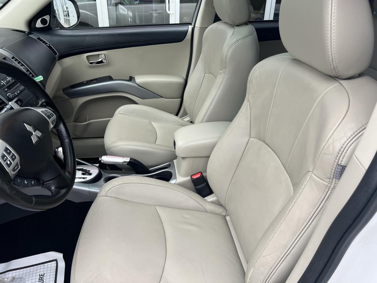 Mitsubishi Outlander 2WD 4dr XLS 2011