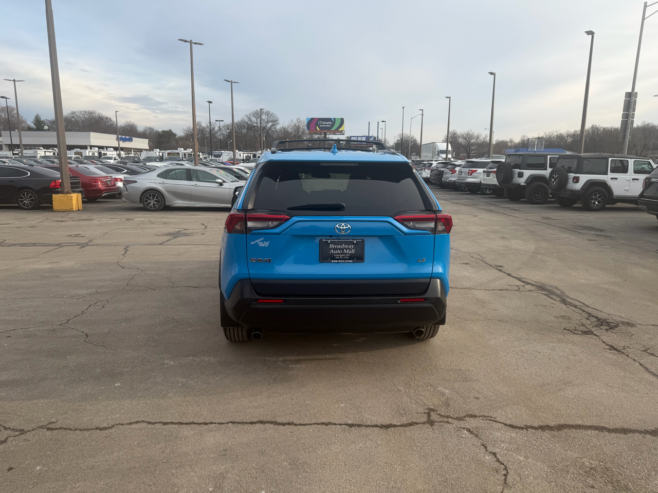 Toyota RAV4 LE FWD (Natl) 2019