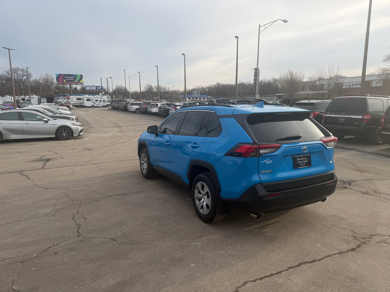 Toyota RAV4 LE FWD (Natl) 2019
