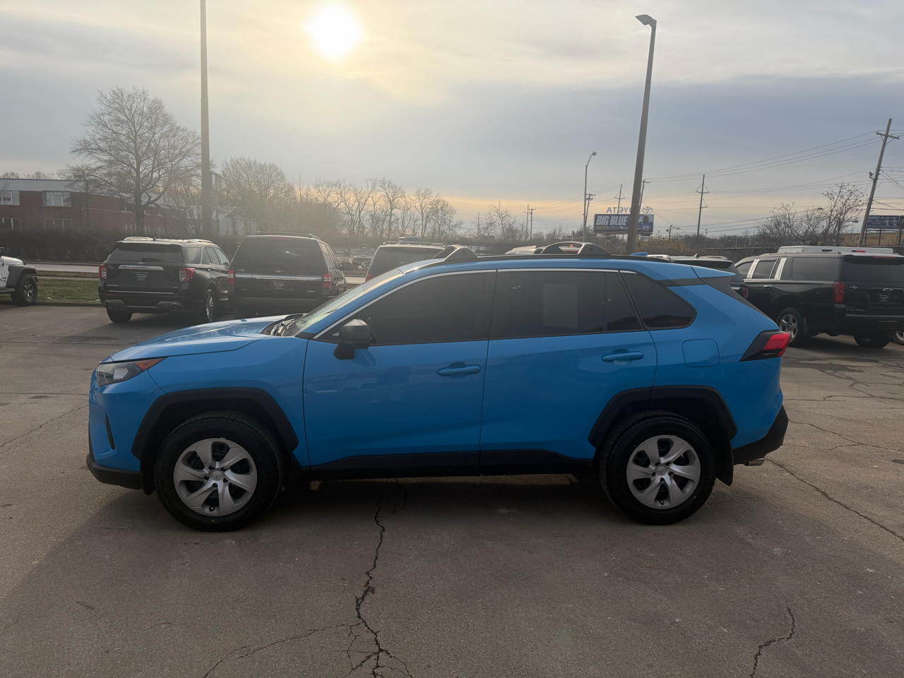 Toyota RAV4 LE FWD (Natl) 2019