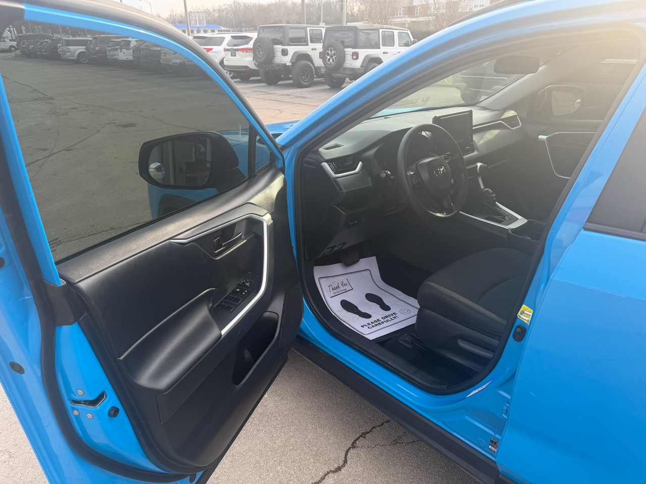 Toyota RAV4 LE FWD (Natl) 2019