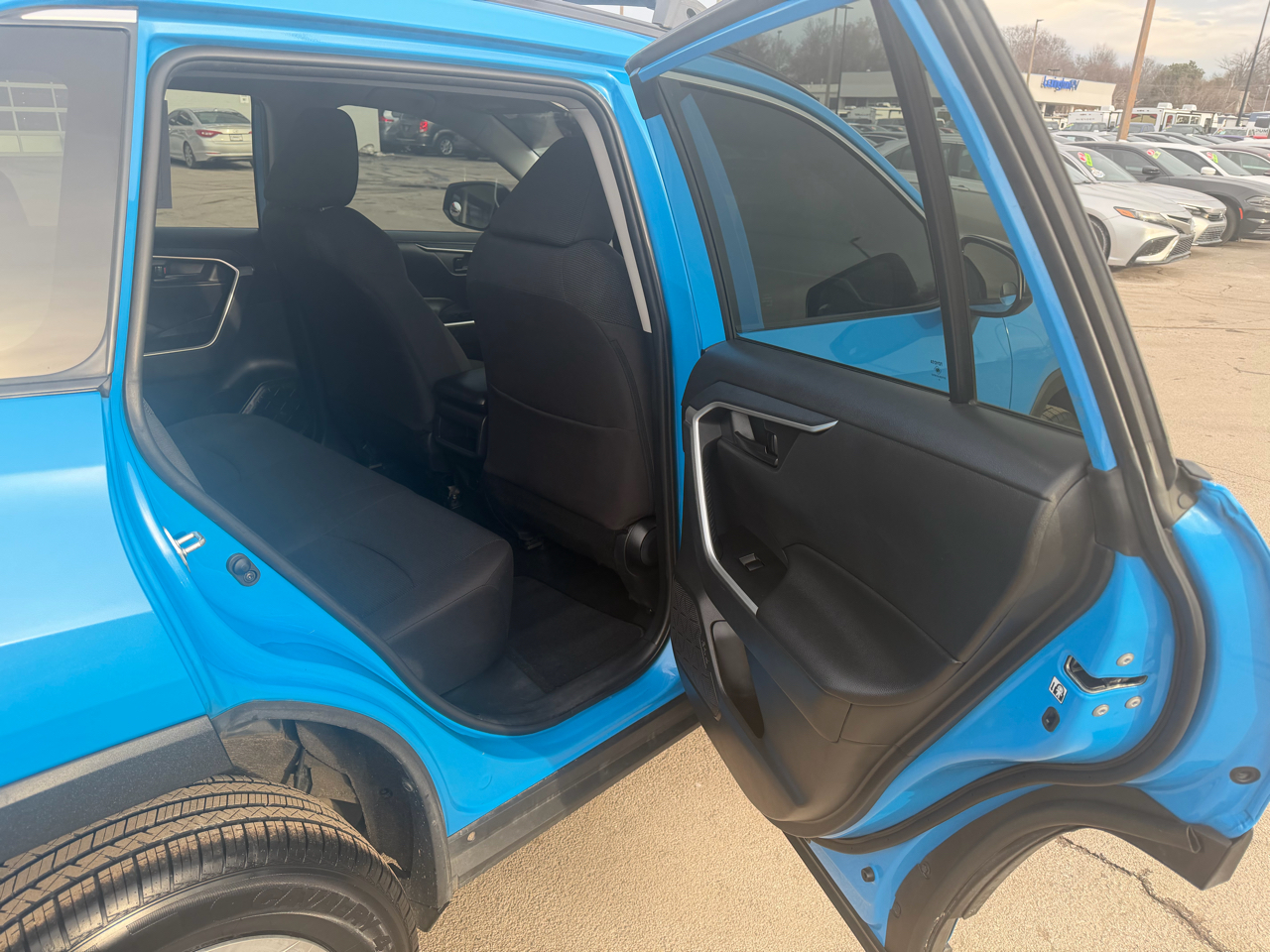 Toyota RAV4 LE FWD (Natl) 2019