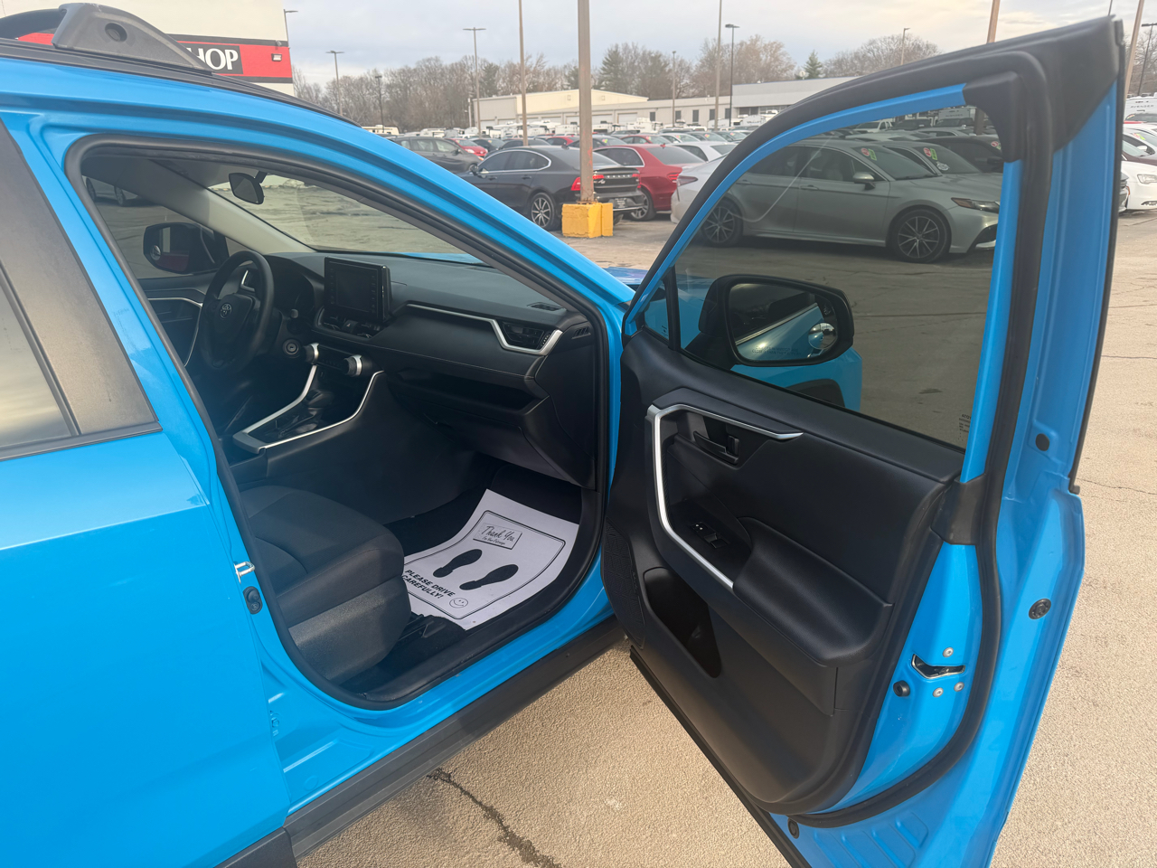 Toyota RAV4 LE FWD (Natl) 2019