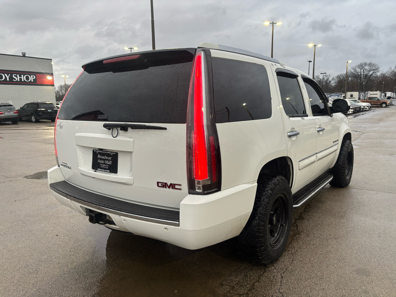GMC Yukon Denali AWD 4dr 2007
