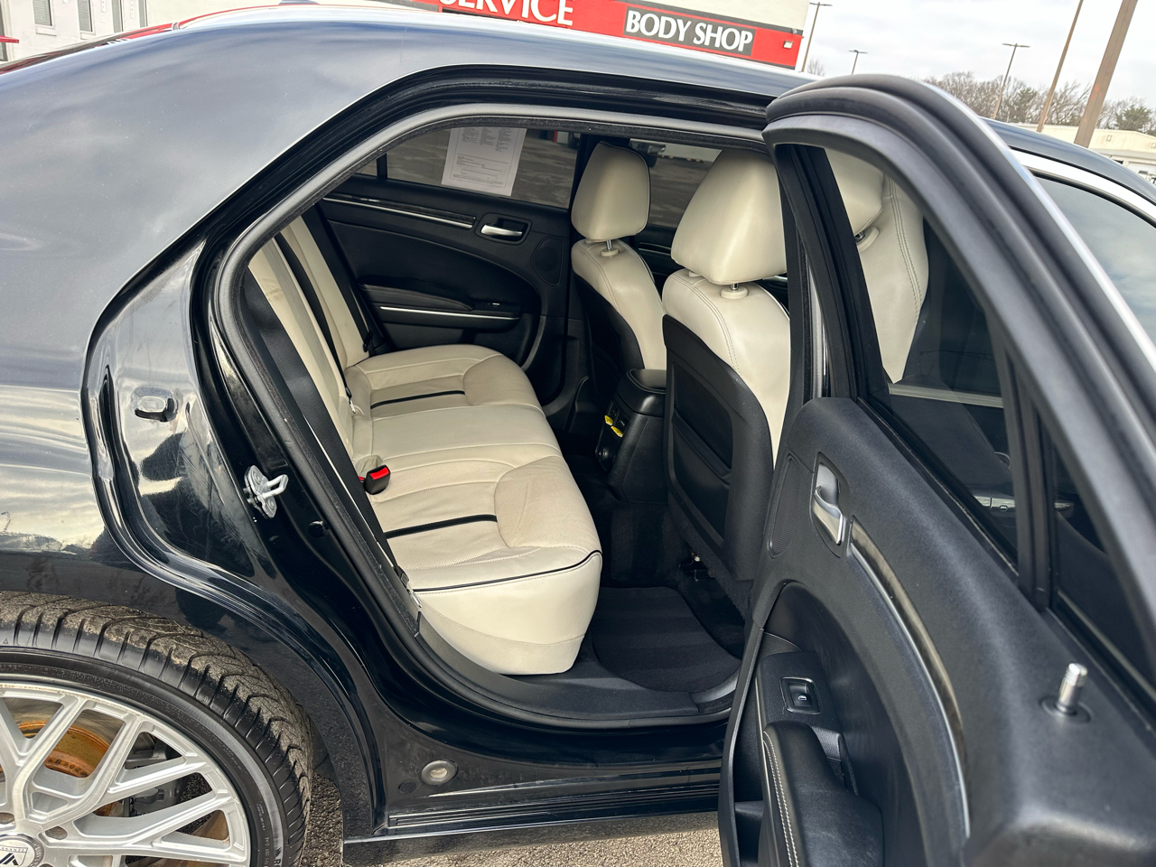 Chrysler 300 4dr Sdn Motown RWD 2013