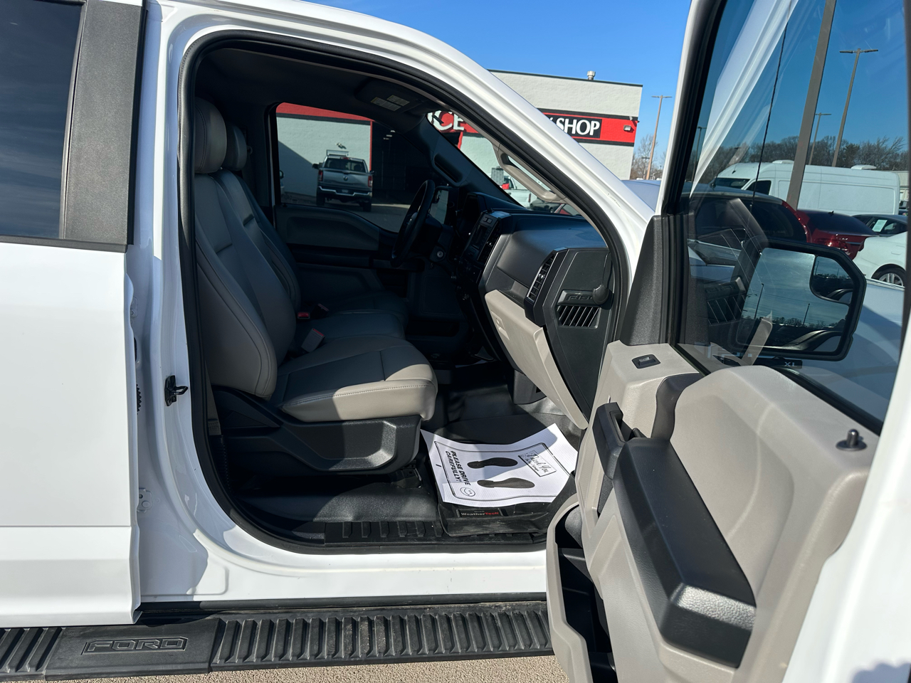 Ford F-150 4WD Reg Cab 122.5" XLT 2017
