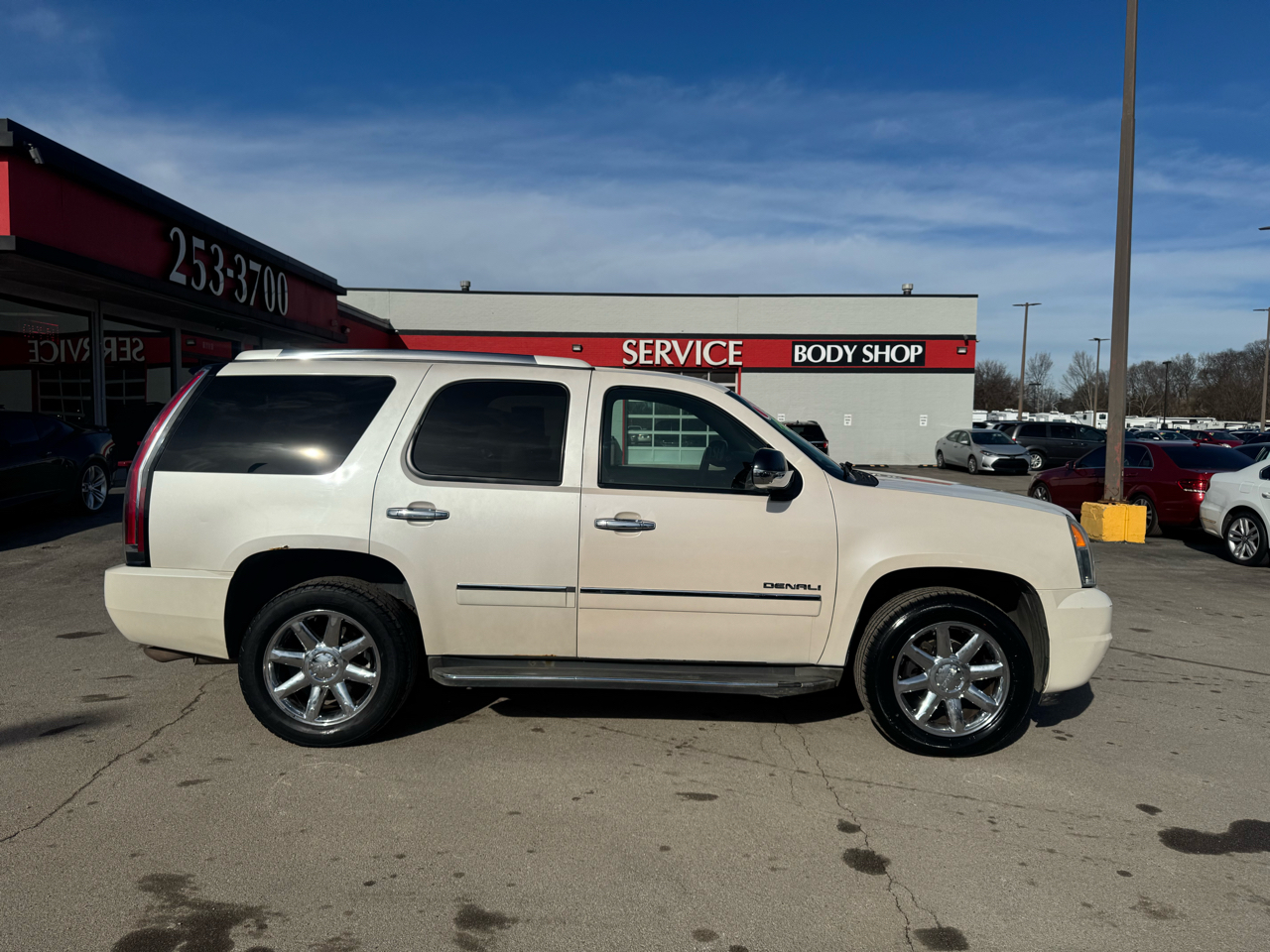 GMC Yukon AWD 4dr 1500 Denali 2011