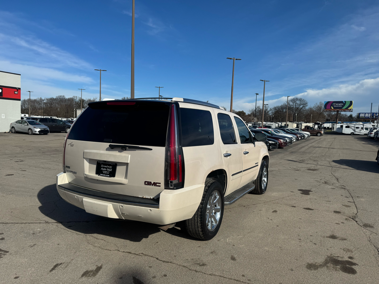 GMC Yukon AWD 4dr 1500 Denali 2011
