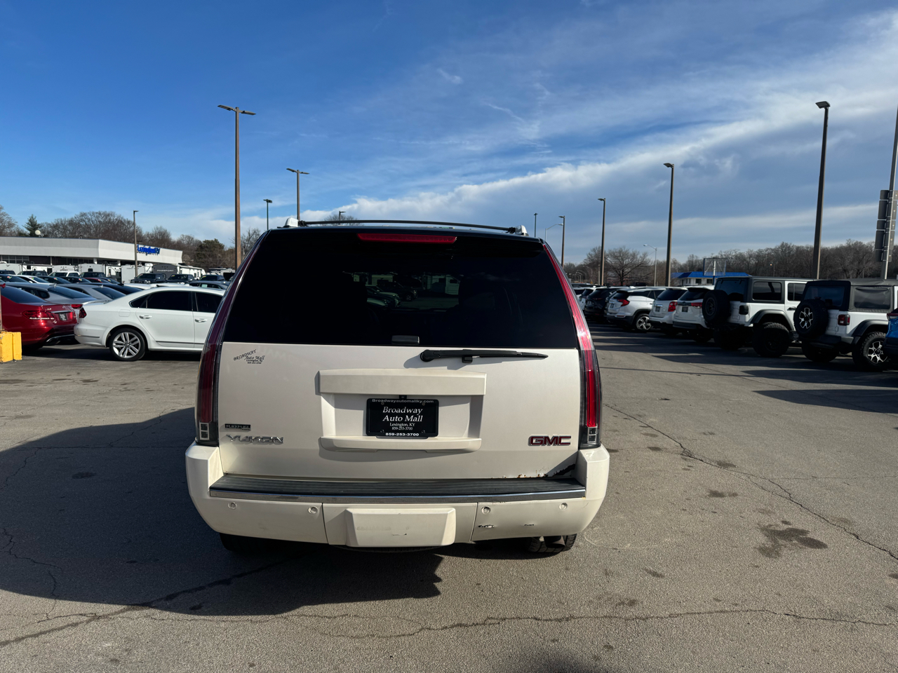 GMC Yukon AWD 4dr 1500 Denali 2011