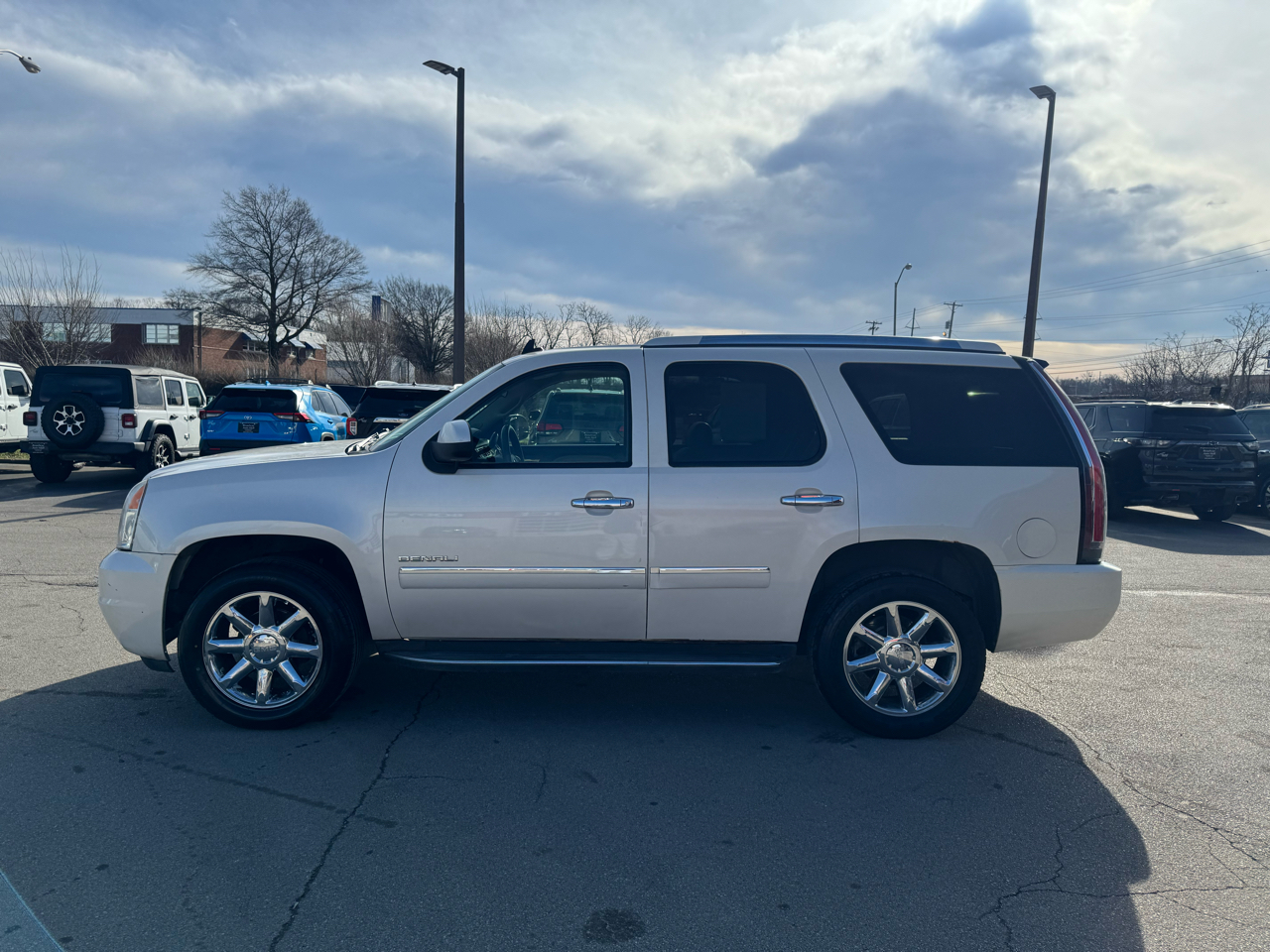 GMC Yukon AWD 4dr 1500 Denali 2011