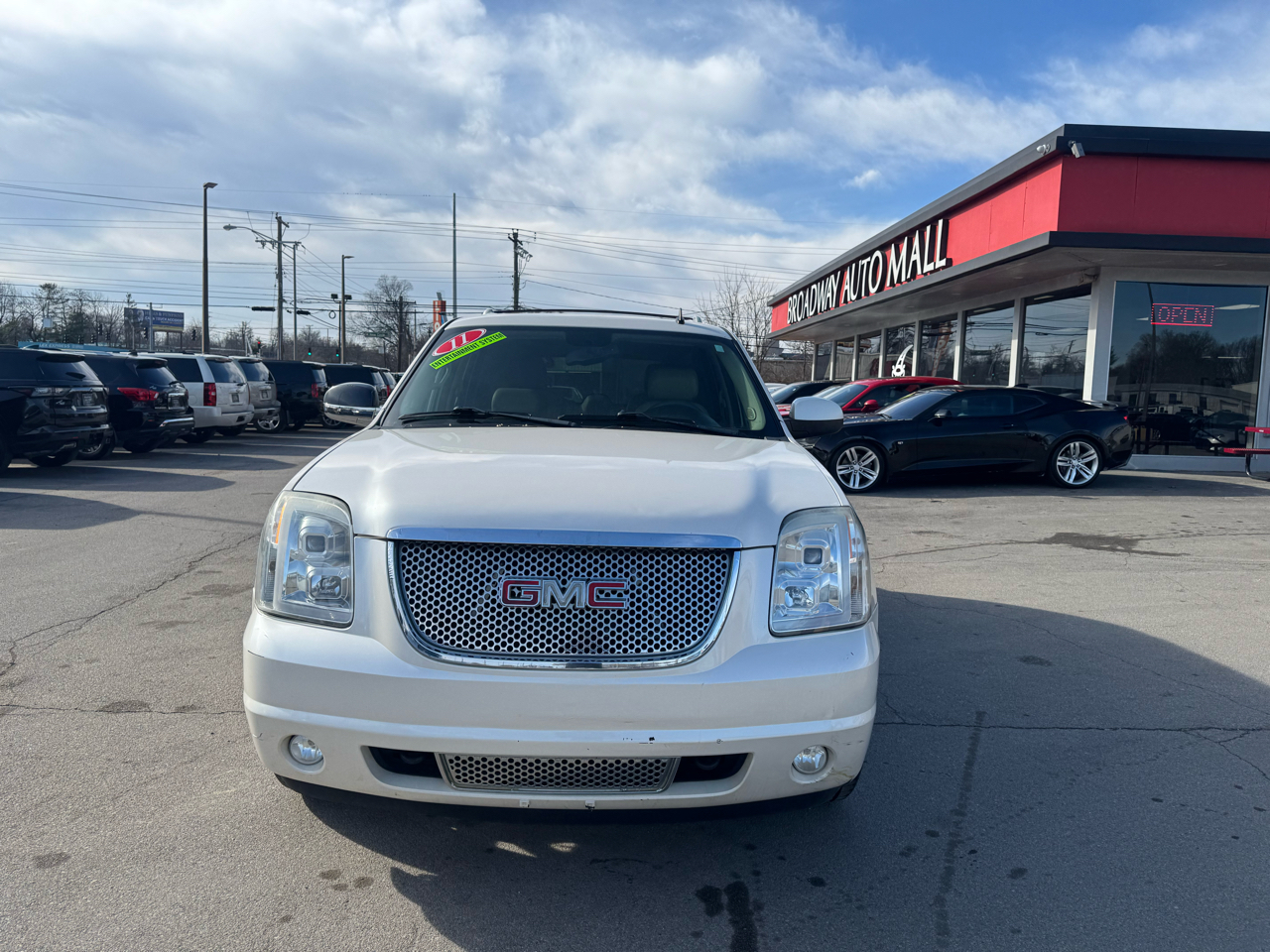 GMC Yukon AWD 4dr 1500 Denali 2011