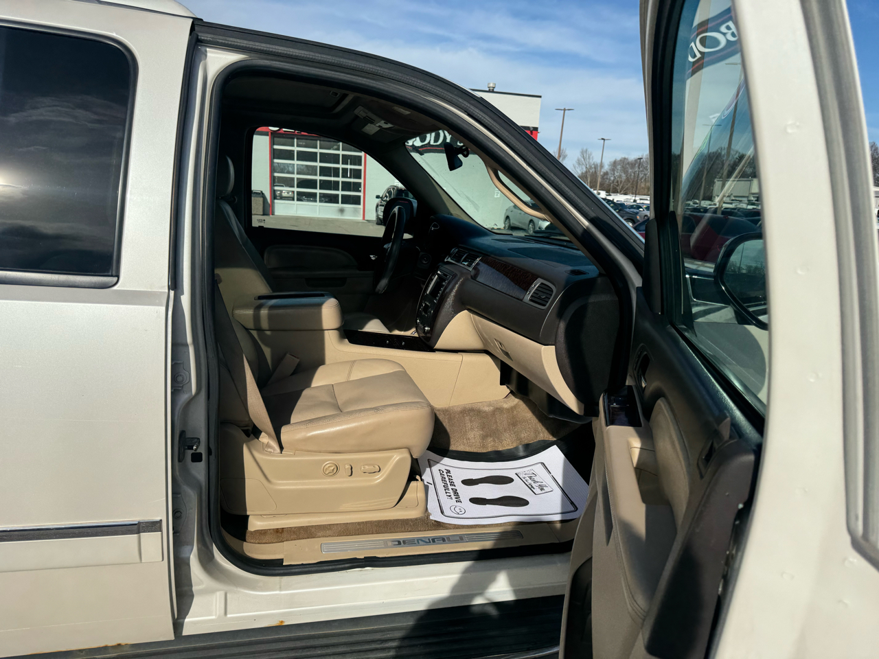 GMC Yukon AWD 4dr 1500 Denali 2011