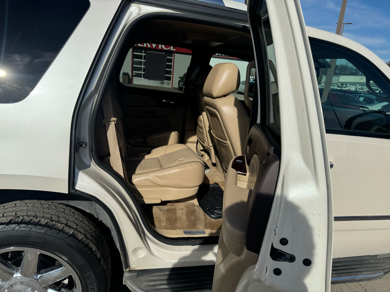 GMC Yukon AWD 4dr 1500 Denali 2011