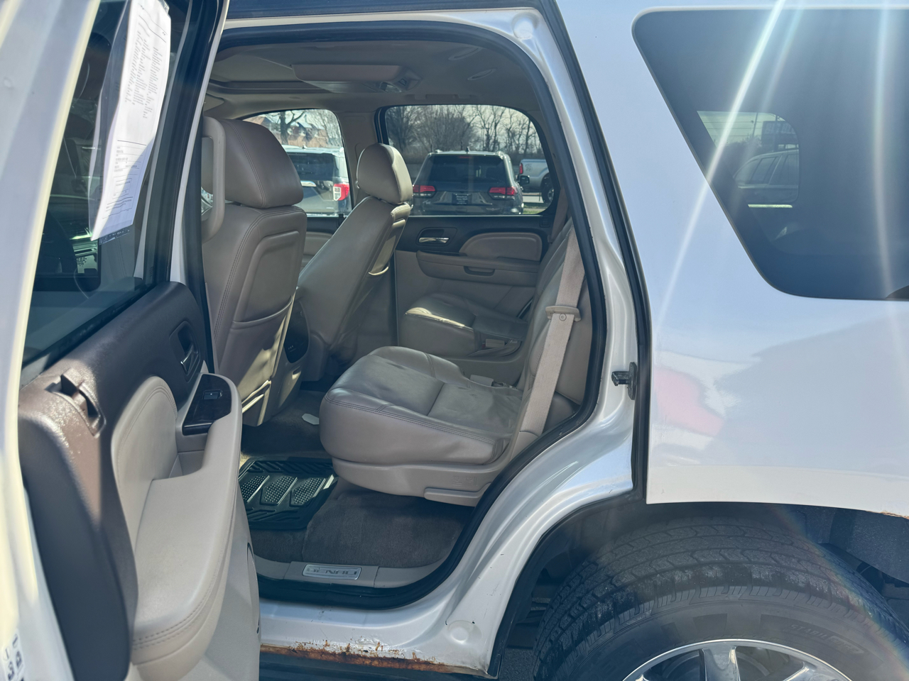 GMC Yukon AWD 4dr 1500 Denali 2011