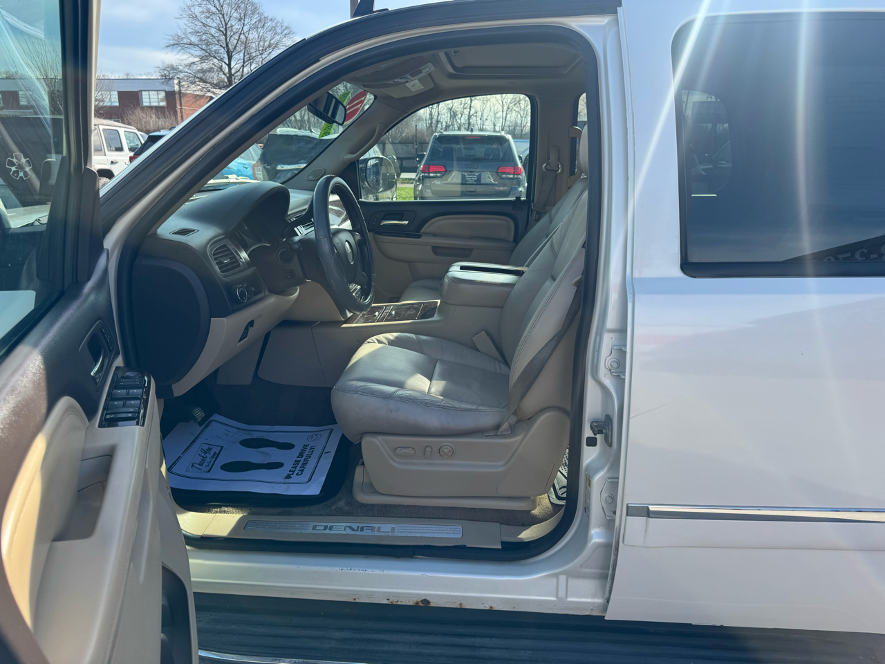 GMC Yukon AWD 4dr 1500 Denali 2011