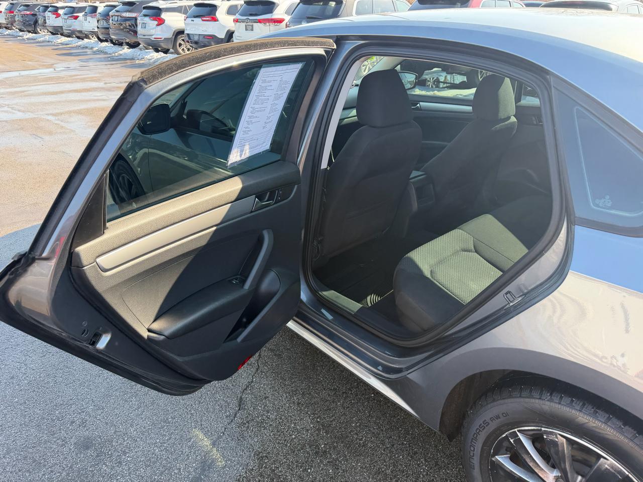 Volkswagen Passat 4dr Sdn 2.5L Auto Wolfsburg Edition 2013