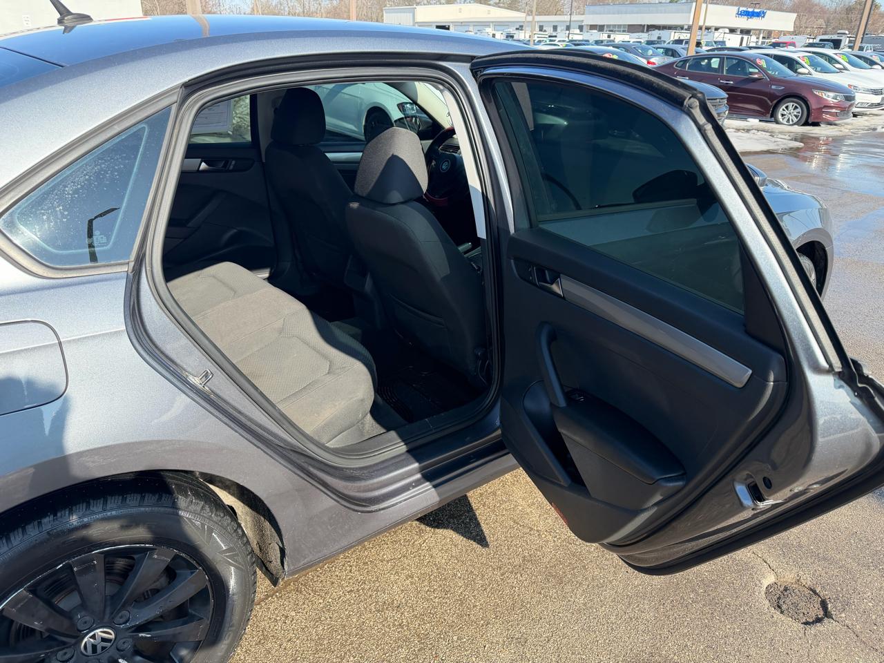 Volkswagen Passat 4dr Sdn 2.5L Auto Wolfsburg Edition 2013