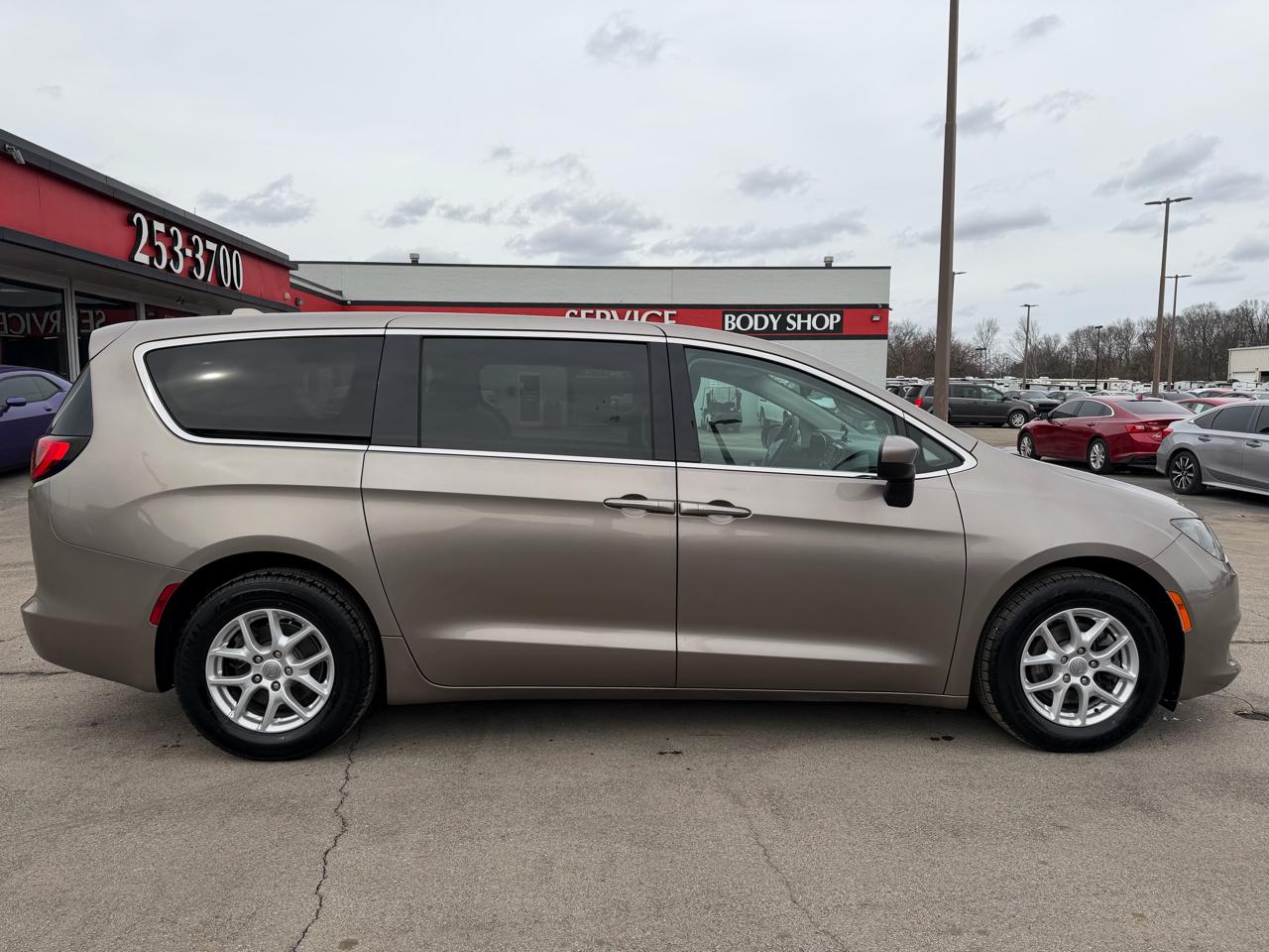 Chrysler Pacifica LX 2017