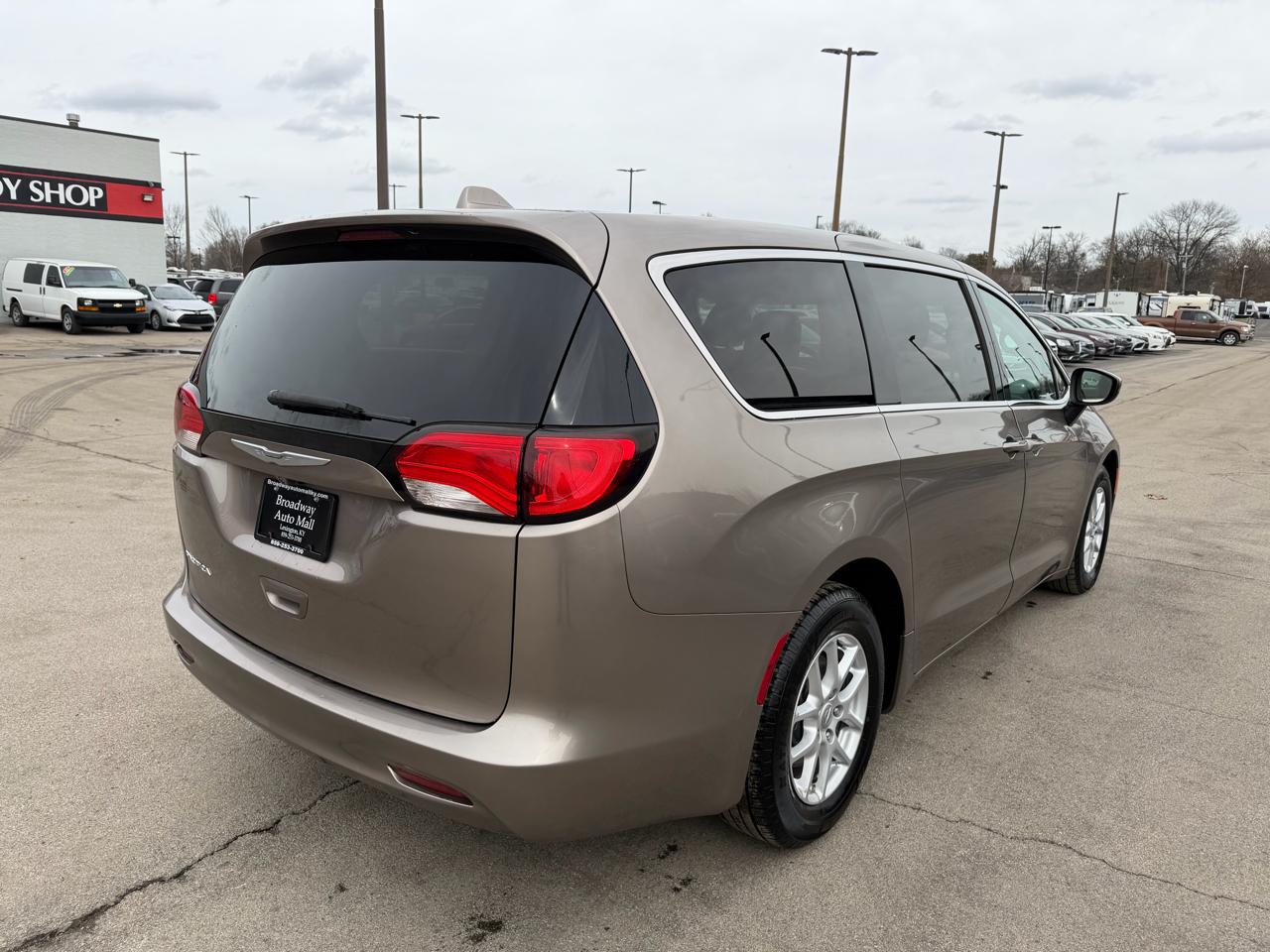 Chrysler Pacifica LX 2017