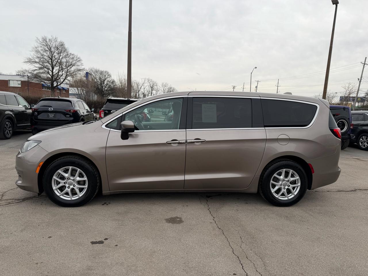 Chrysler Pacifica LX 2017