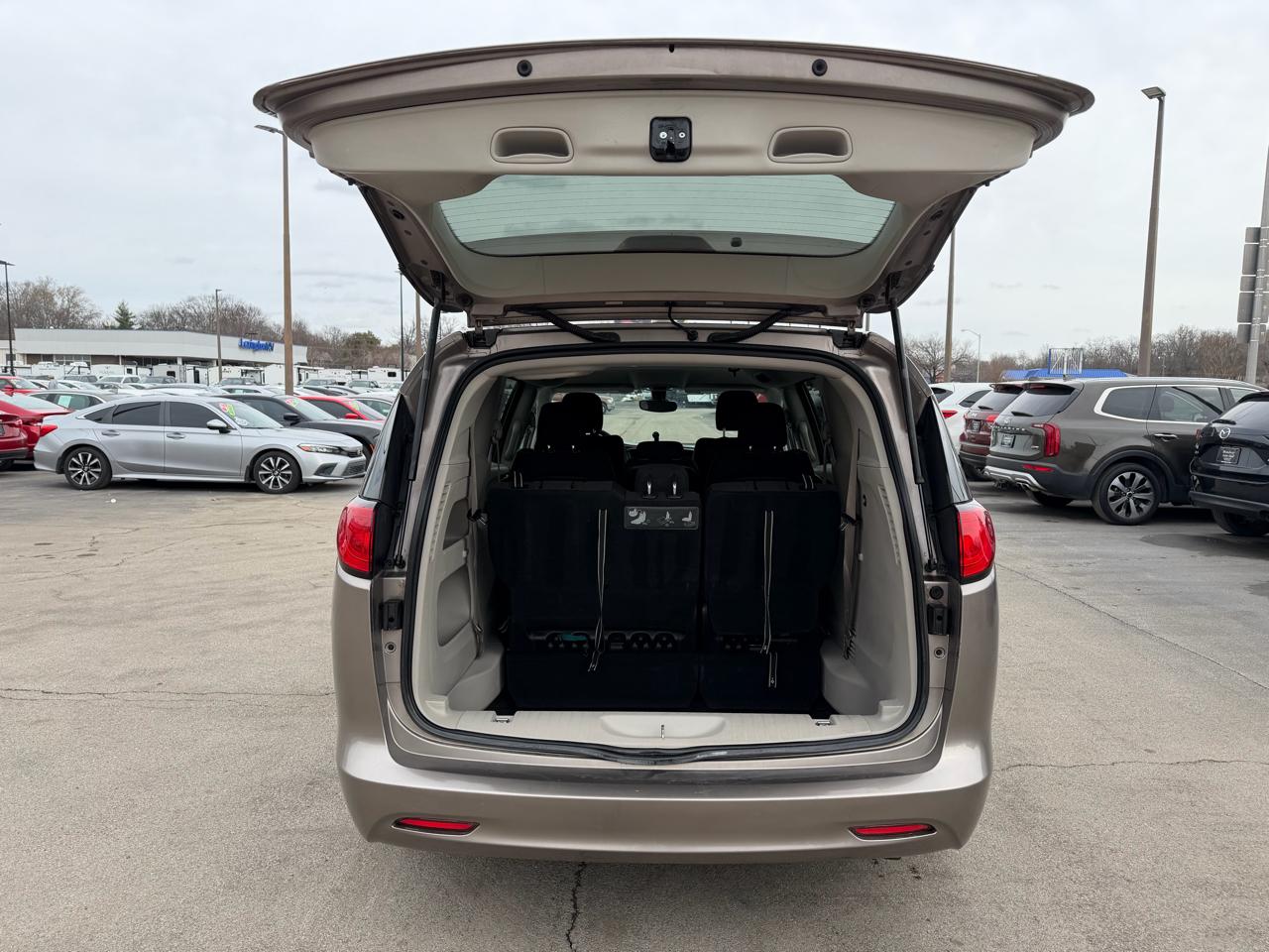 Chrysler Pacifica LX 2017