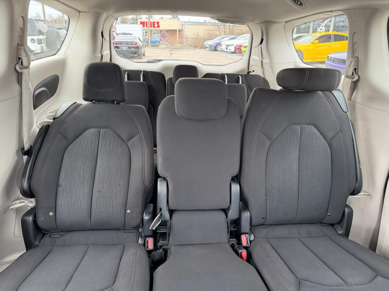 Chrysler Pacifica LX 2017