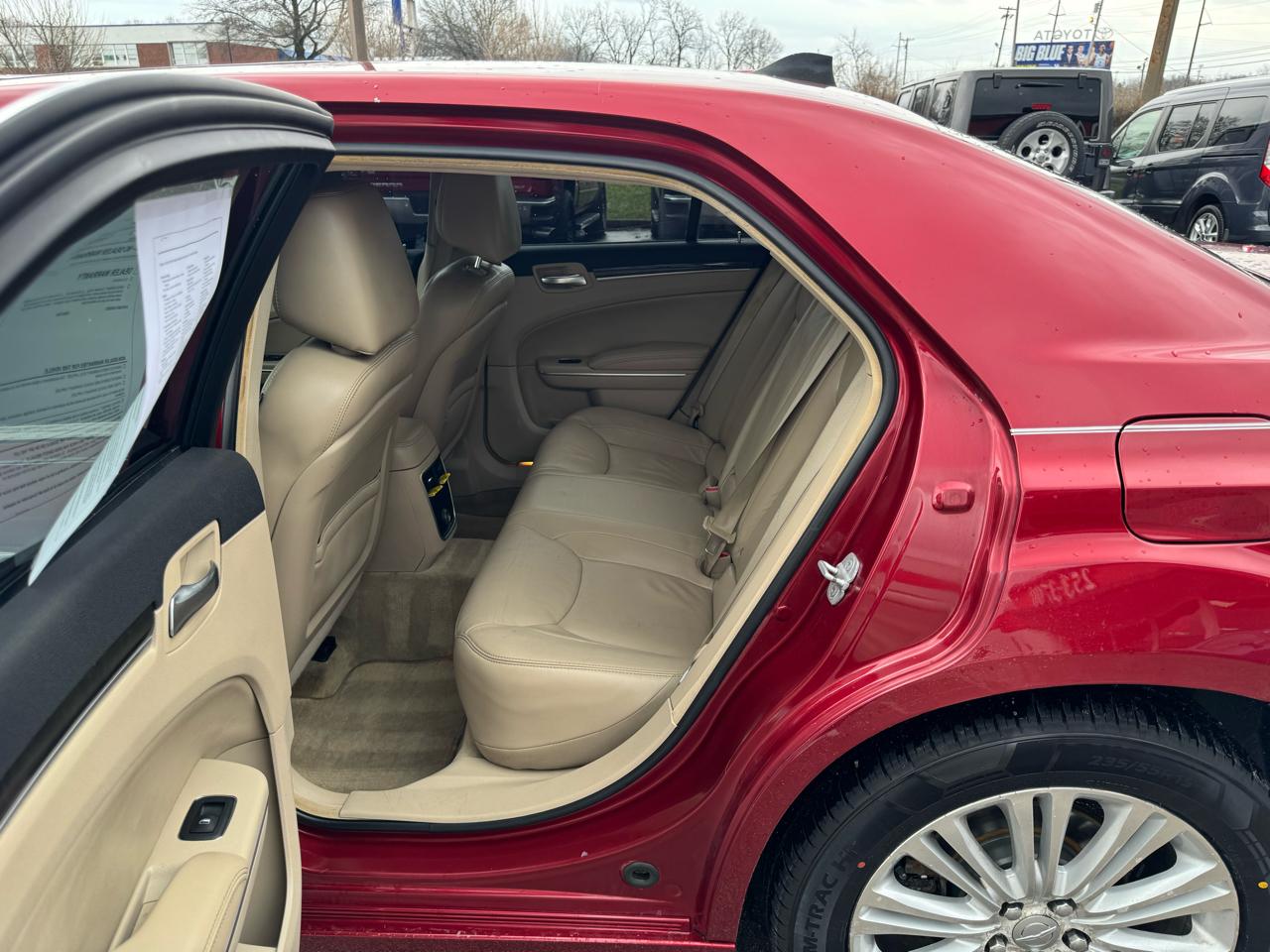 Chrysler 300 4dr Sdn V6 Limited AWD 2012